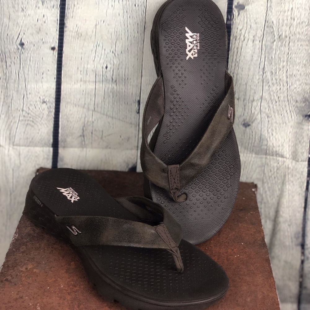 Sketchers Goga Max flip flops